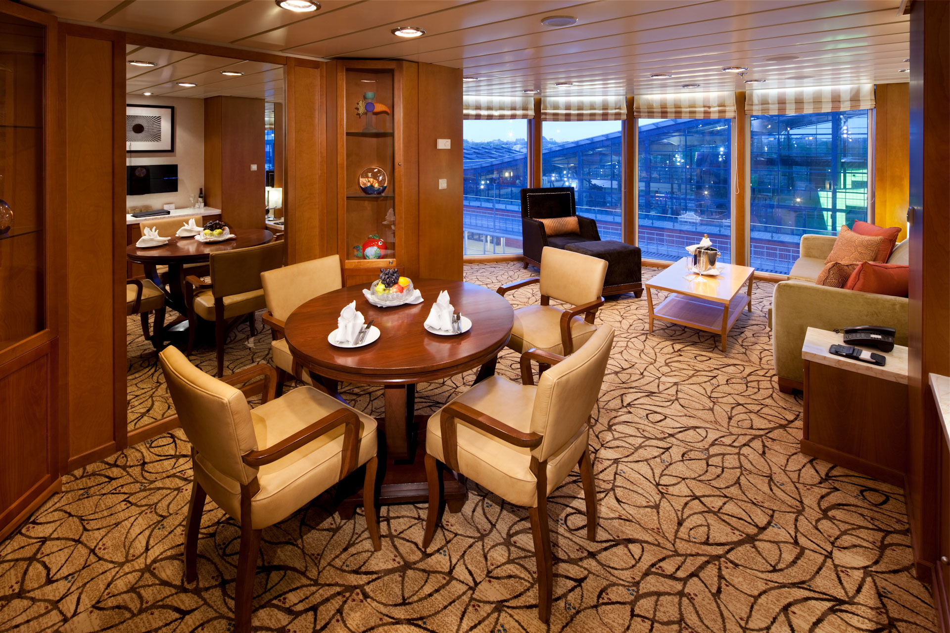 images/Ship photos/Constellation 星座號/2a_CEL_CS_Celebrity_Suite_Living_Room_1_edited.jpg
